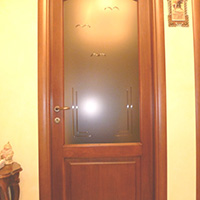 Porta interna massiccia a due specchiature vetrata